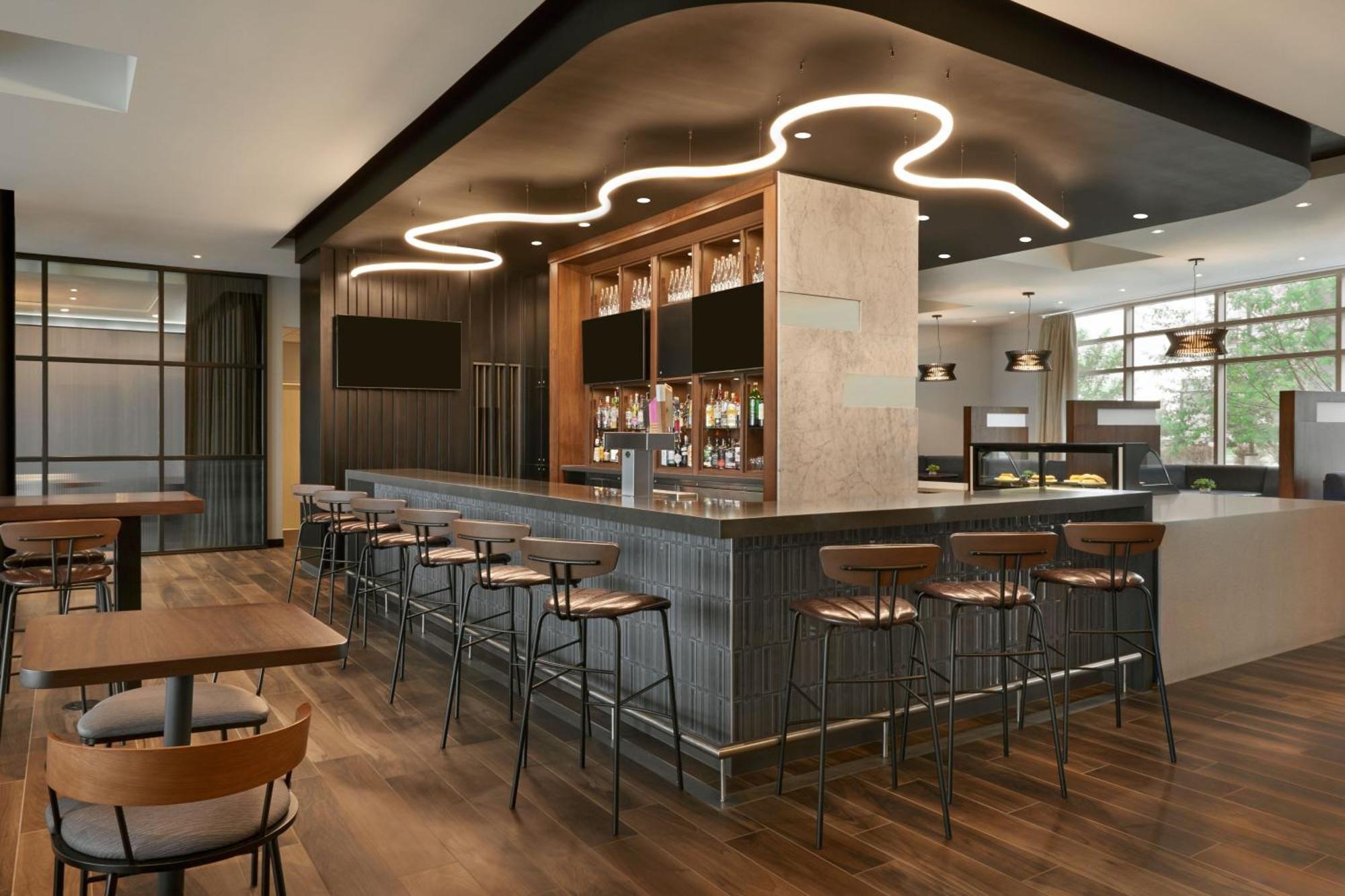 Courtyard By Marriott Calgary Airport Hotel Exterior foto